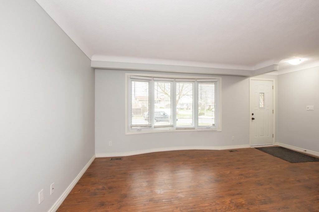 54 Trelawn Pky - Photo 4 of 15