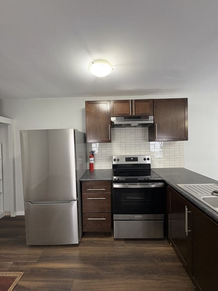 882 Redwood Ave - Photo 2 of 10