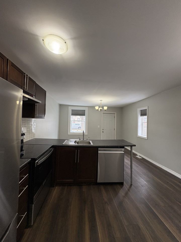 882 Redwood Ave - Photo 3 of 10