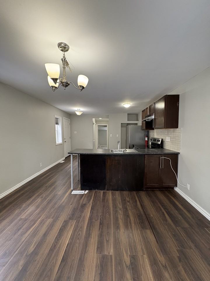 882 Redwood Ave - Photo 4 of 10