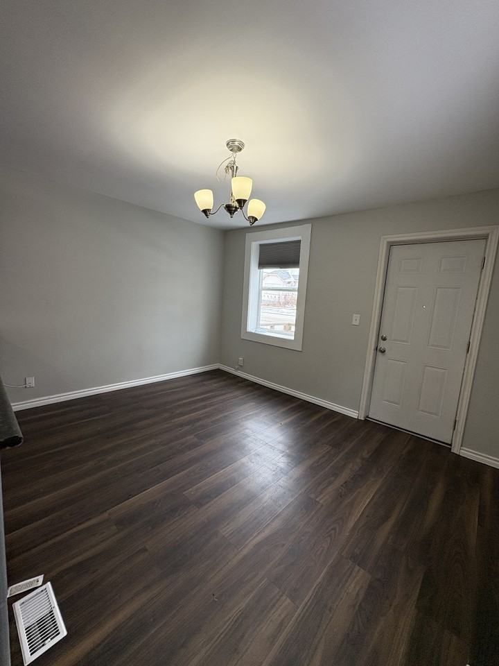 882 Redwood Ave - Photo 5 of 10