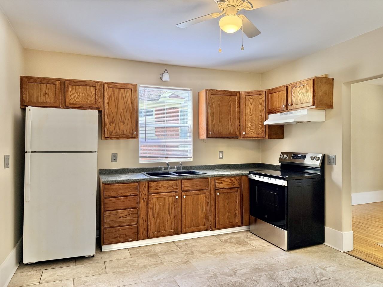 1004 15th St #1 - Photo 4 of 13