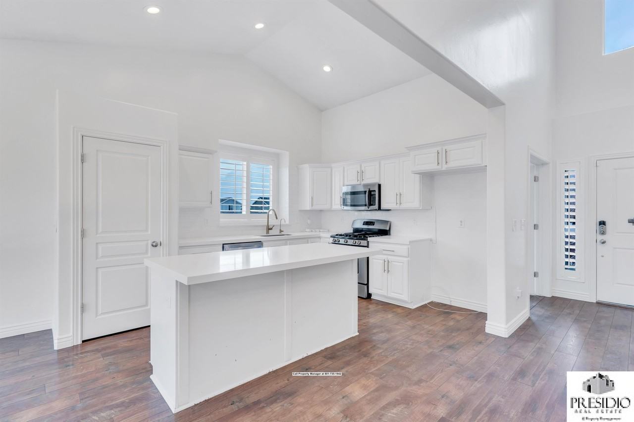 727 W Sandhill Dr #1 - Photo 6 of 37