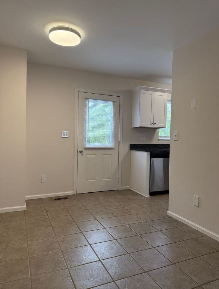 16 Ivy Ct - Photo 3 of 10