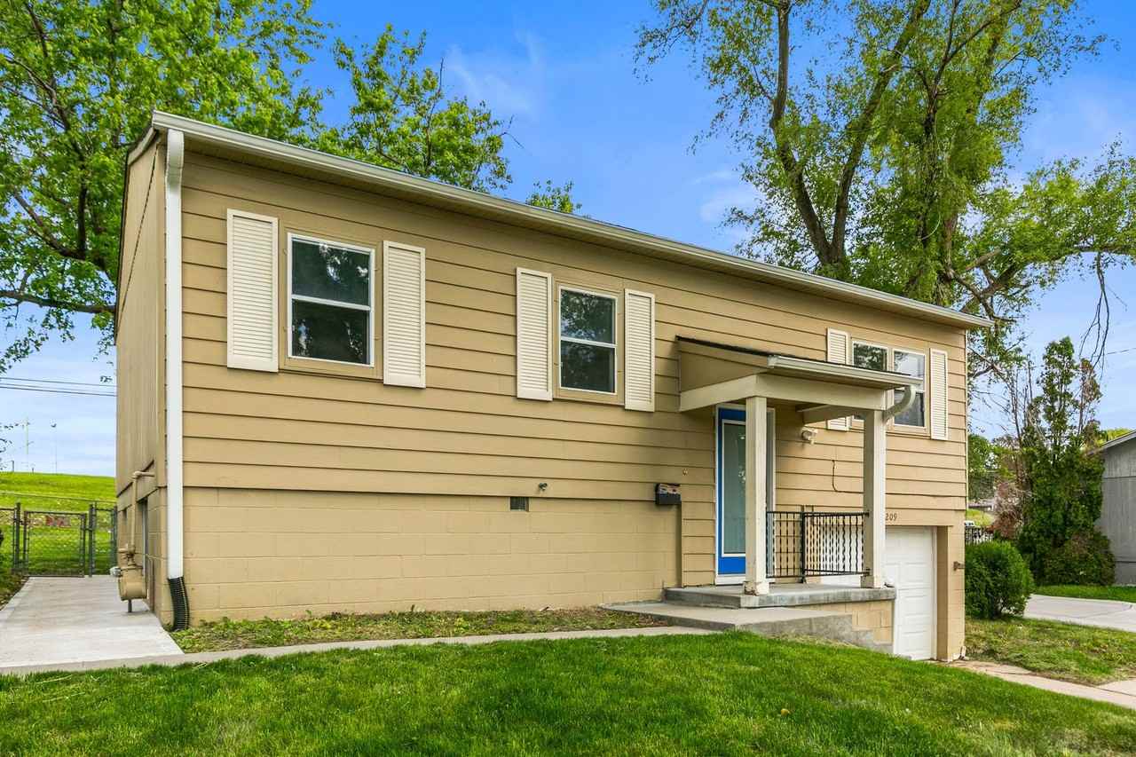 7209 S 78th St - Photo 2 of 30