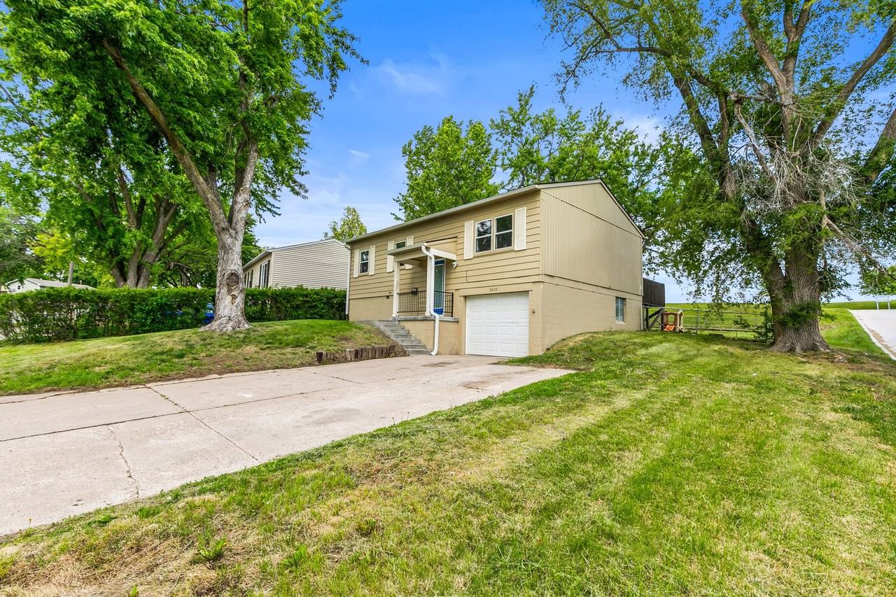 7209 S 78th St - Photo 3 of 30