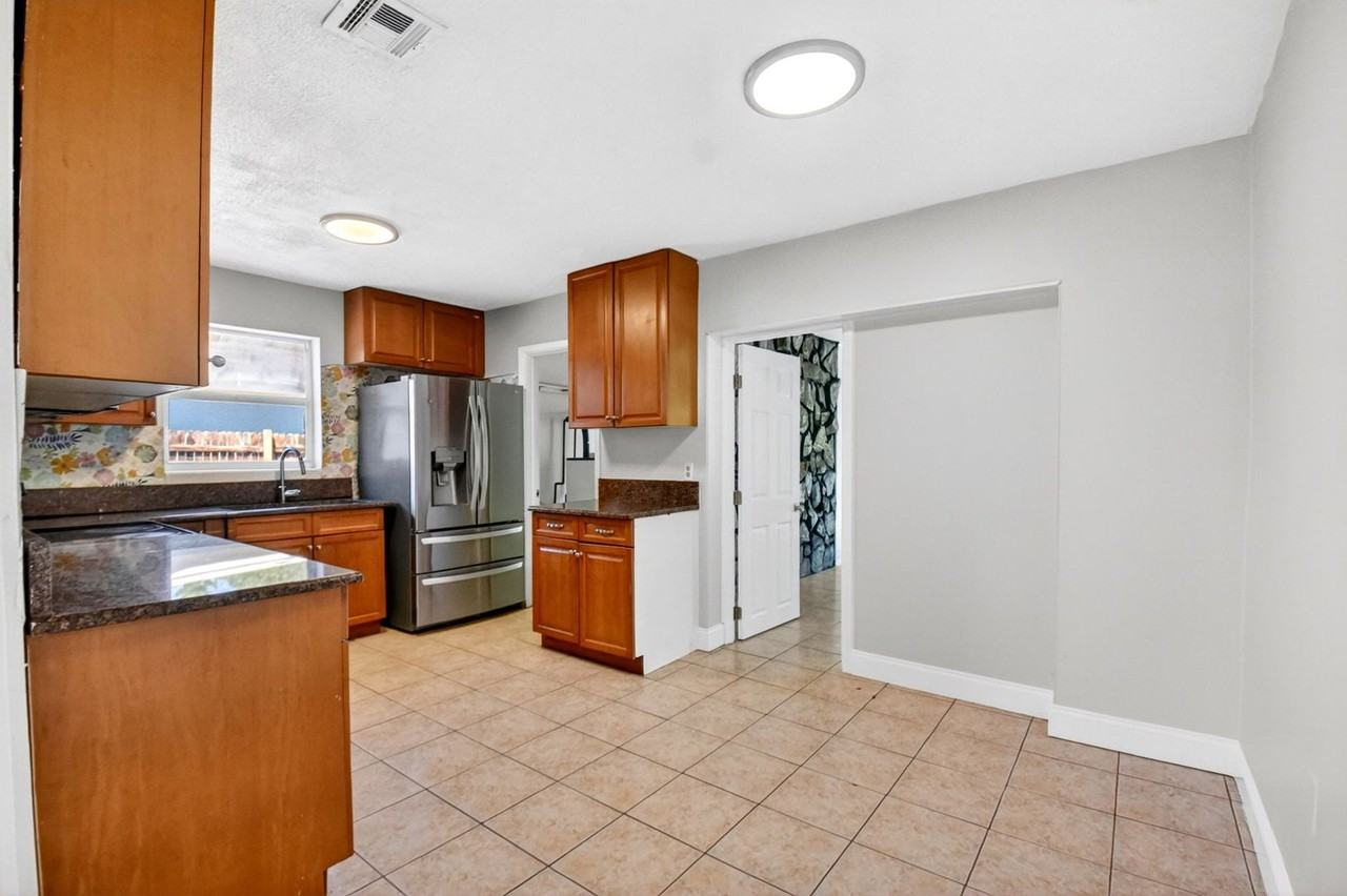 775 Snead Cir - Photo 3 of 23