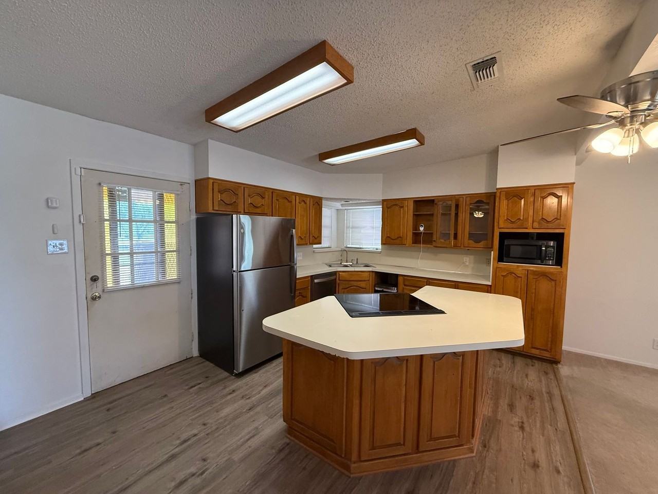 728 Spencer St - Photo 3 of 20