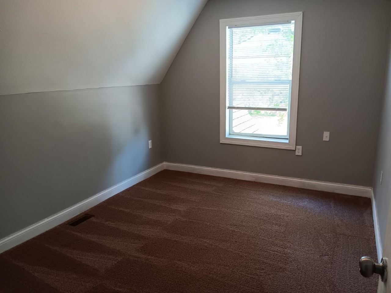 1306 S Limestone St - Photo 5 of 17