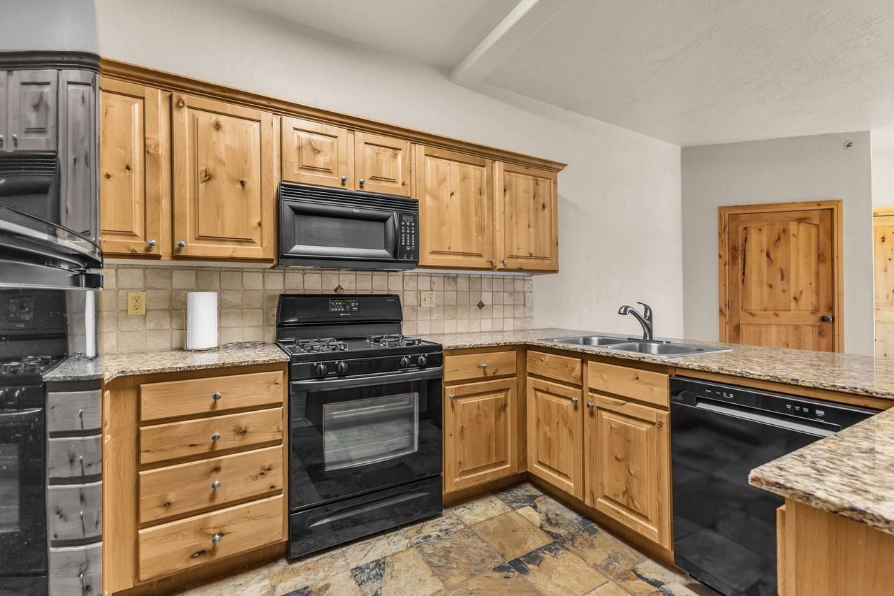 1684 Fox Hollow Ln - Photo 6 of 27