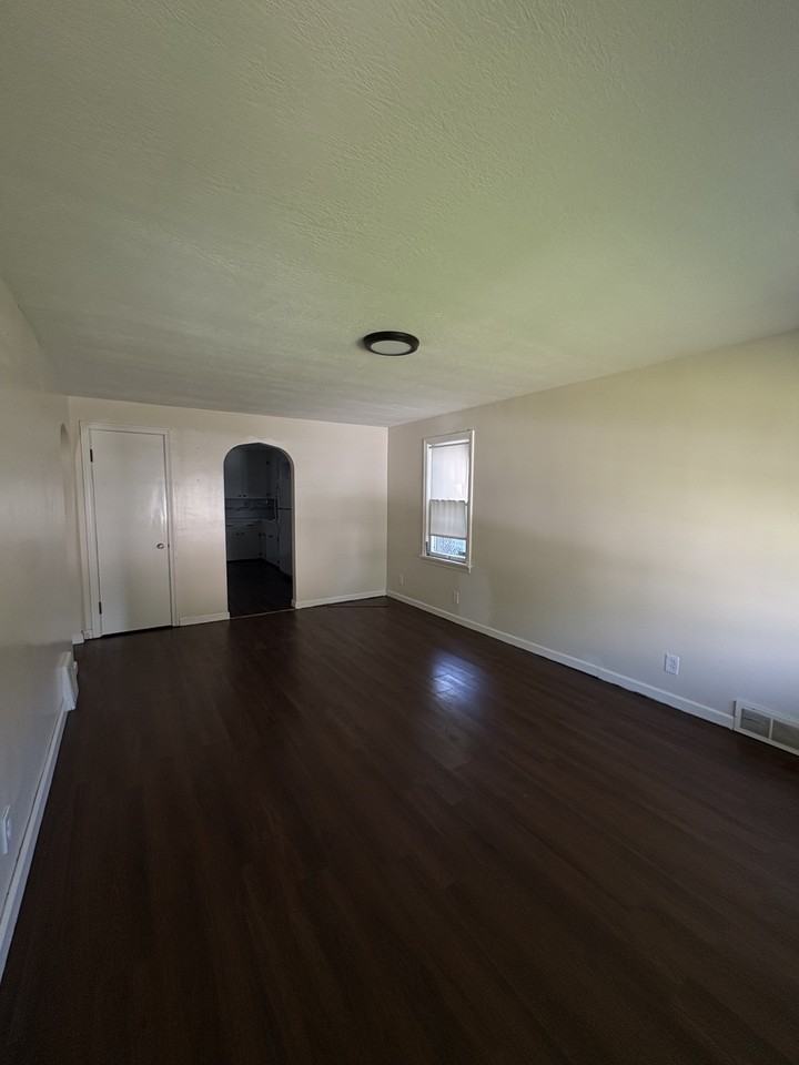1014 Roslyn Ave Sw #1 - Photo 2 of 7