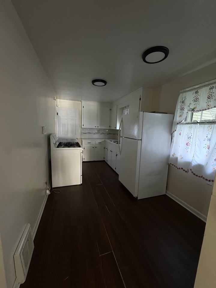1014 Roslyn Ave Sw #1 - Photo 3 of 7