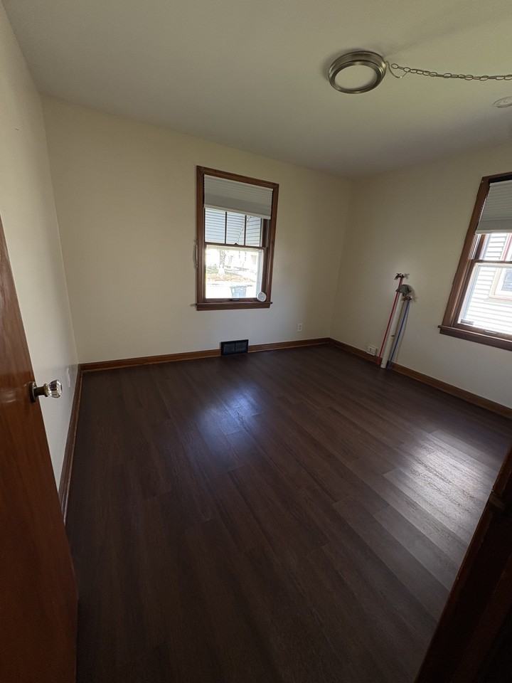 1014 Roslyn Ave Sw #1 - Photo 4 of 7