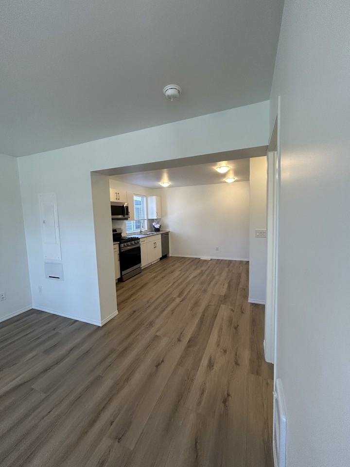 11827 47 Street NW - 11827 Main #11827MAIN - Photo 2 of 14