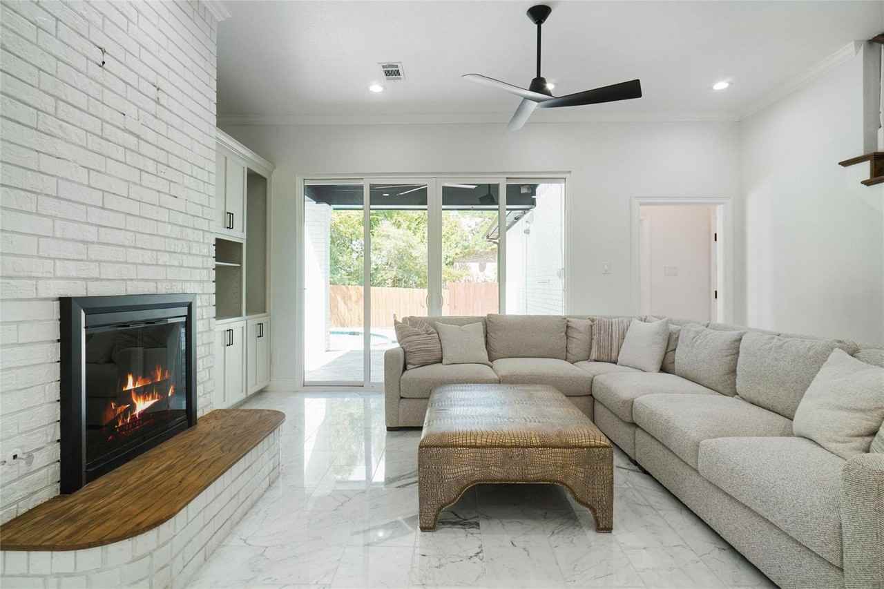 1002 Woodvale Ct #1 - Photo 3 of 9