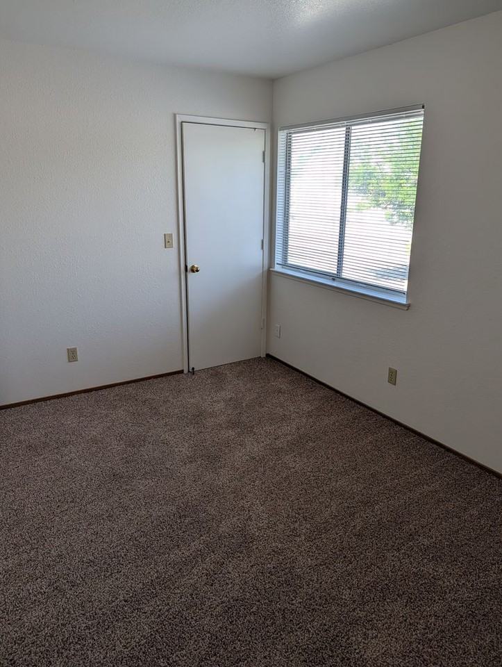 2333 Ferry St - Photo 4 of 22