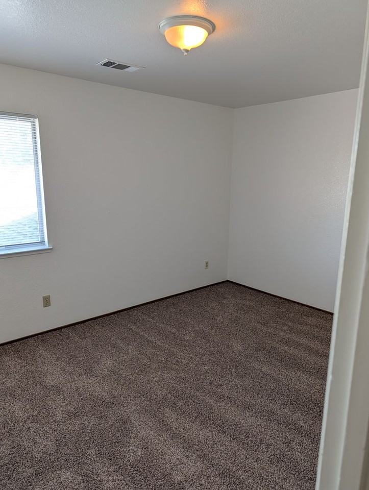 2333 Ferry St - Photo 5 of 22