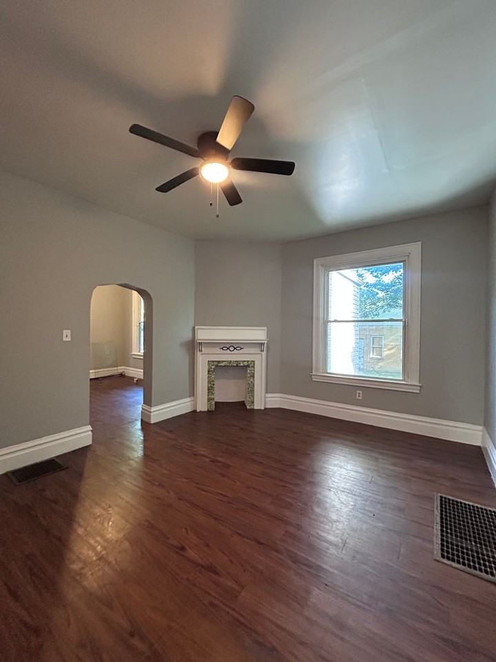 218 W Burgess St - Photo 6 of 22