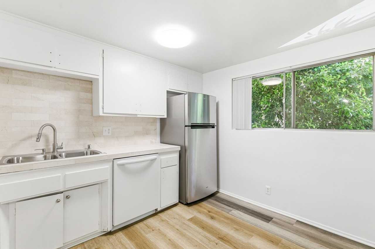 1015 S Westgate Ave - Photo 3 of 30