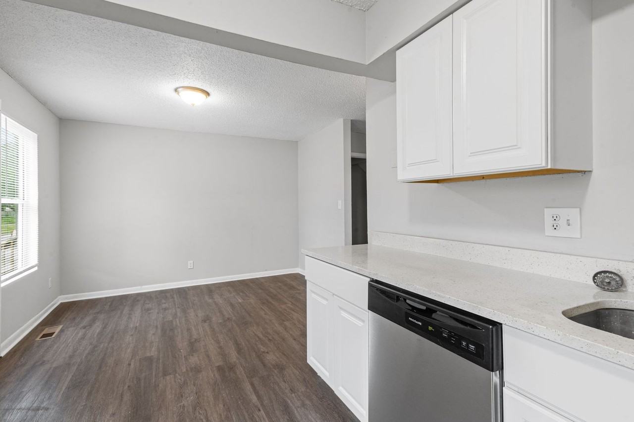 2472 N 38th St - Photo 4 of 27