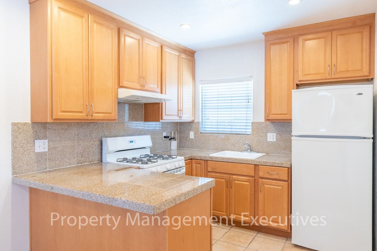 4434 1/2 40th St - Photo 4 of 10