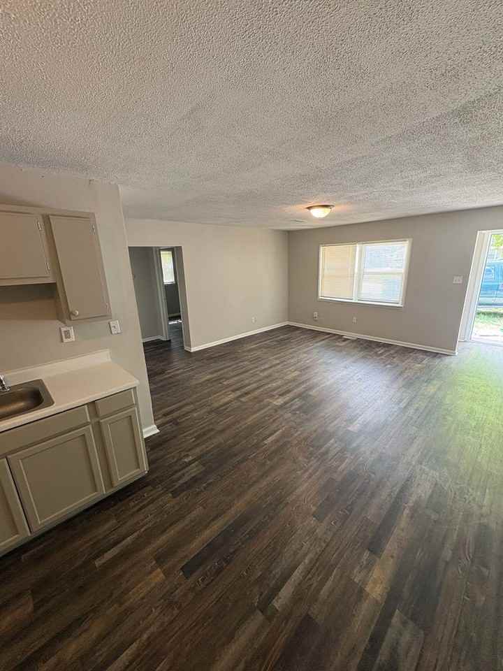 2365 N Goodlet Ave - Photo 2 of 11