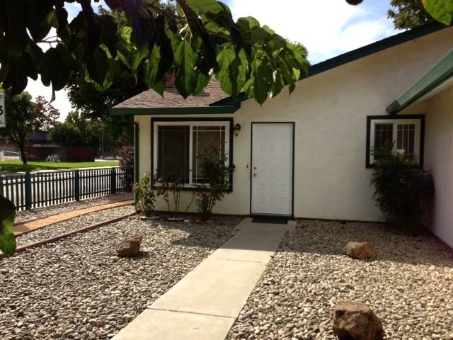 425 N Hickory Ave - Photo 3 of 10