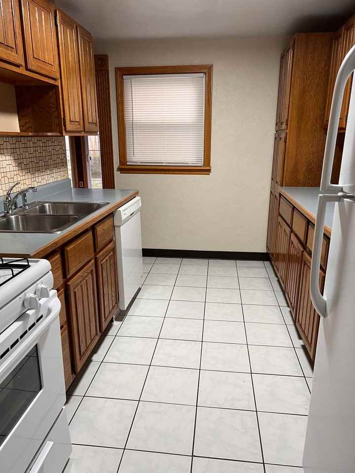 155 N Roanoke Ave - Photo 5 of 24