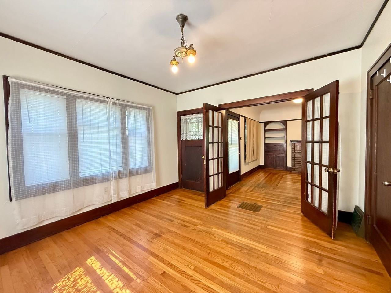 806 Spring Ave - Photo 4 of 21