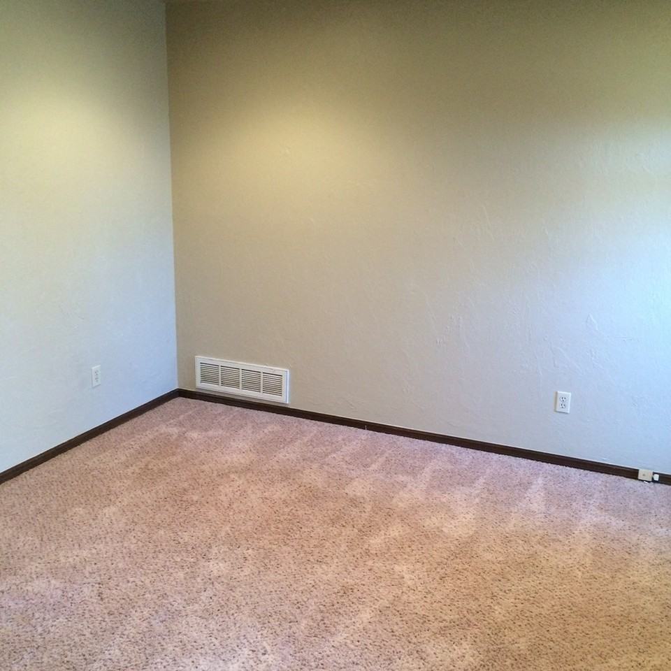 343 Woodcrest Dr - Photo 3 of 14