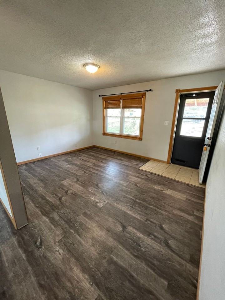 927 Blaine Ave - Photo 3 of 19