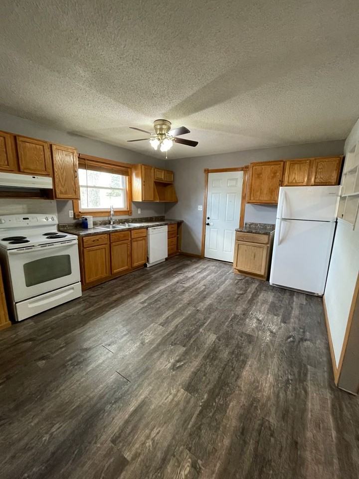 927 Blaine Ave - Photo 4 of 19