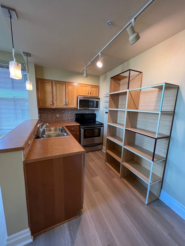 910 Harris Ave #201 - Photo 3 of 15