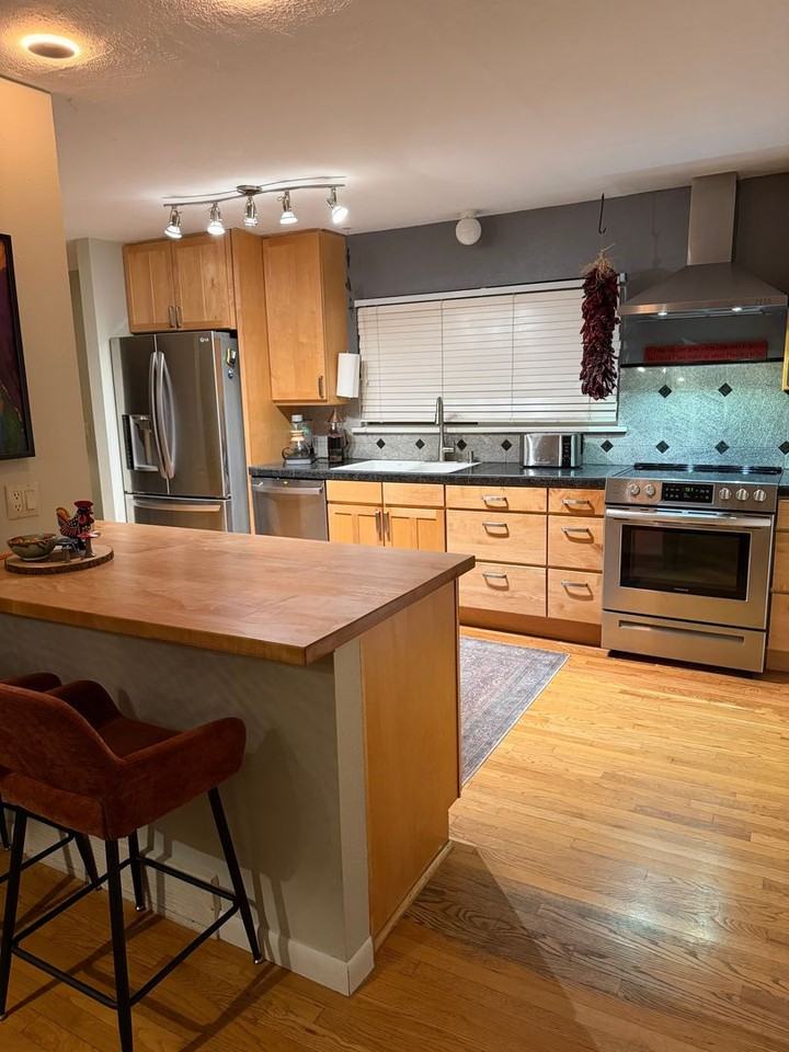 2460 Juniper Ave - Photo 3 of 32