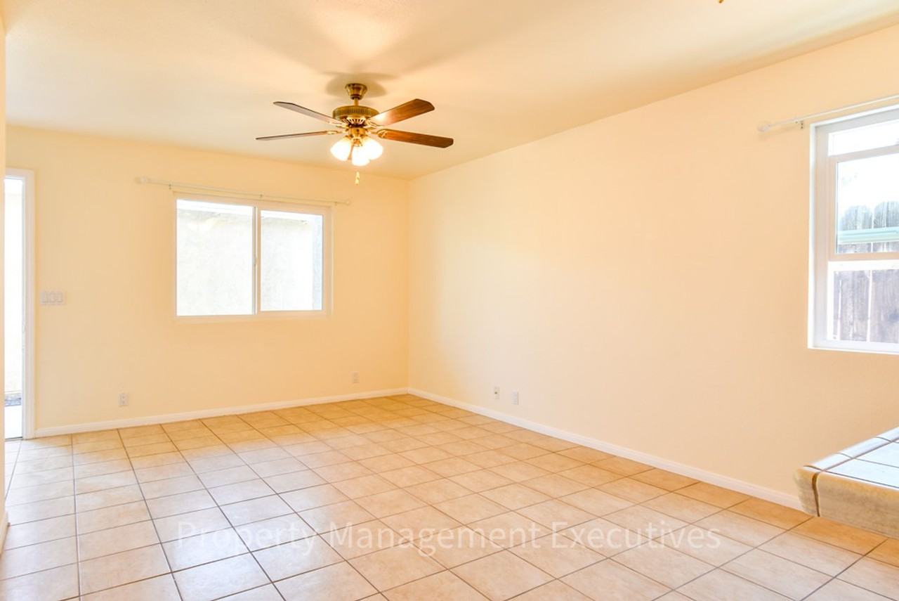 4815 Narragansett Ave - Photo 5 of 18