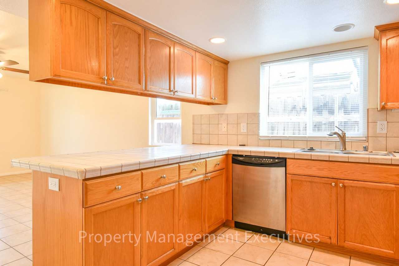 4815 Narragansett Ave - Photo 6 of 18