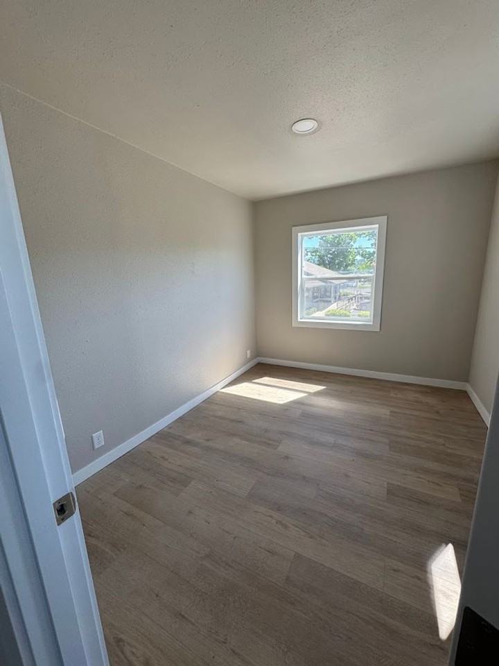 227 S 6th St - Photo 4 of 11