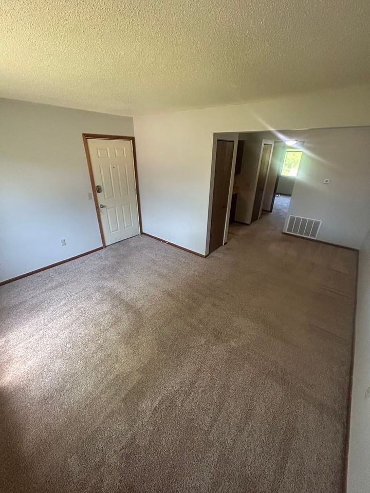 221 S Ivy Ln - Photo 2 of 7