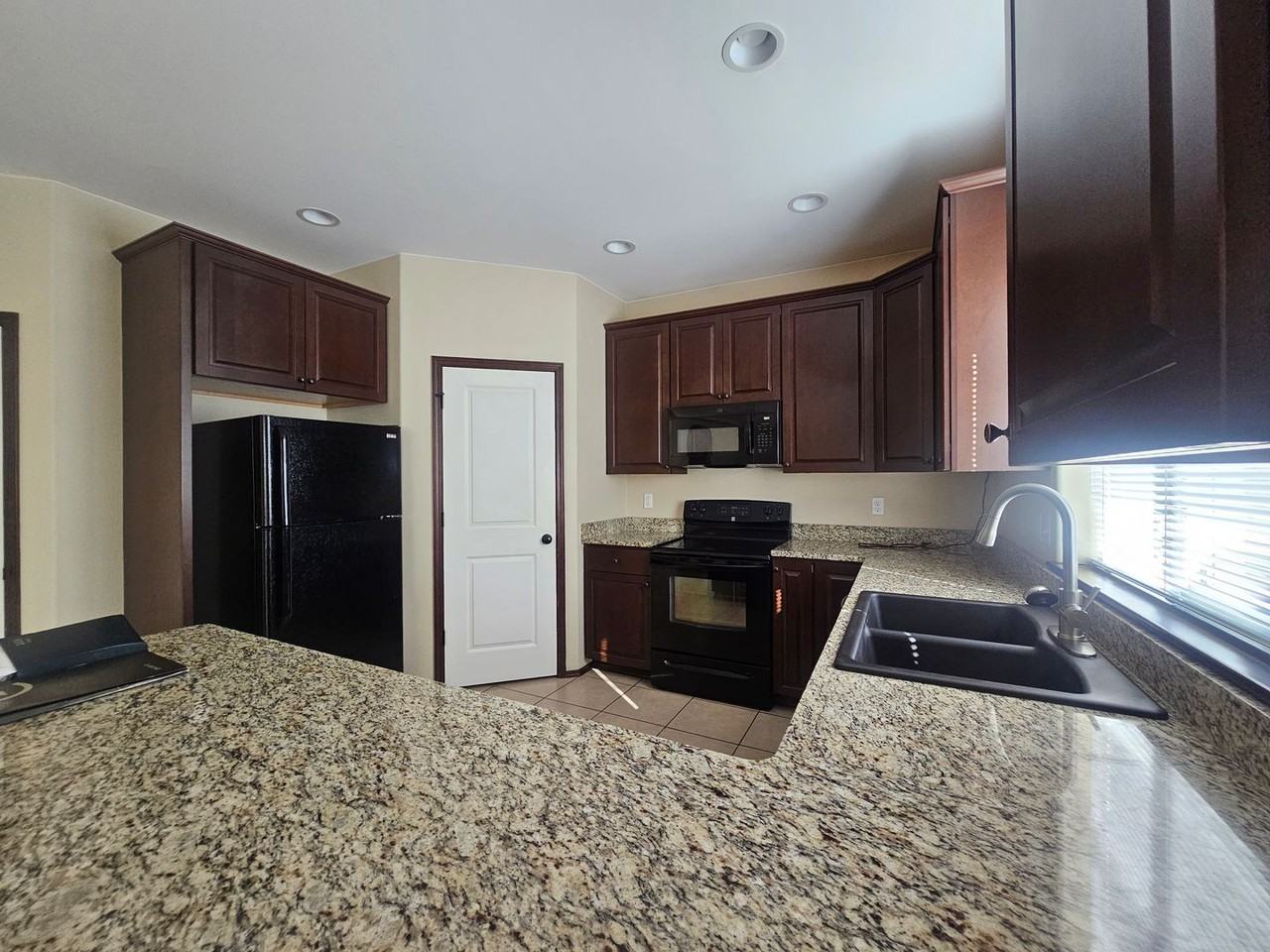 2606 N Columbia St - Photo 5 of 31