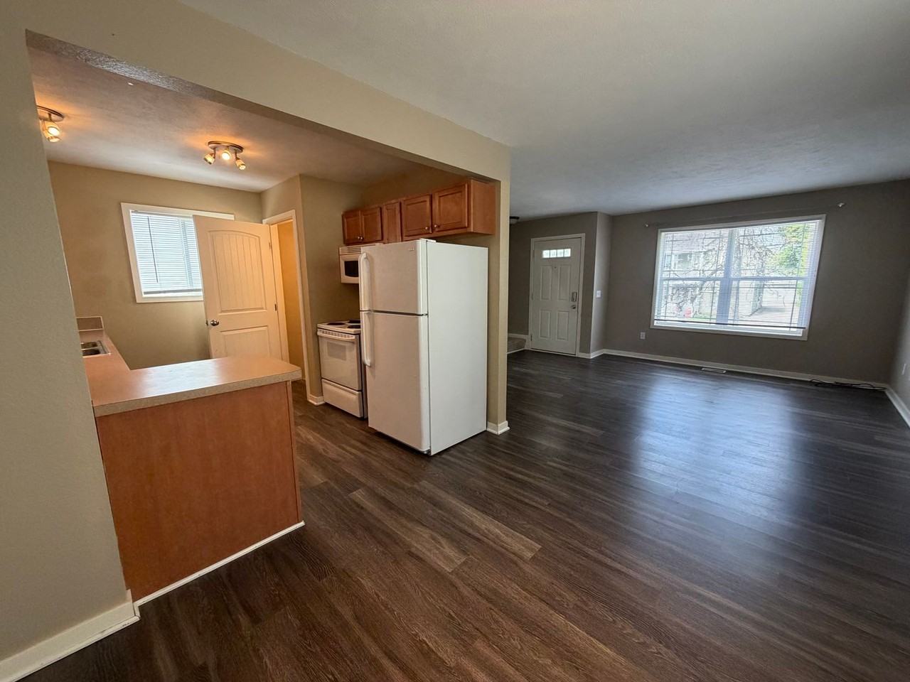 530 Eastern Ave Ne - Photo 5 of 19