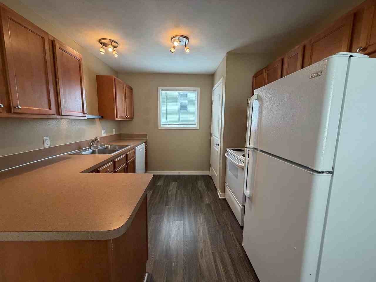 530 Eastern Ave Ne - Photo 6 of 19