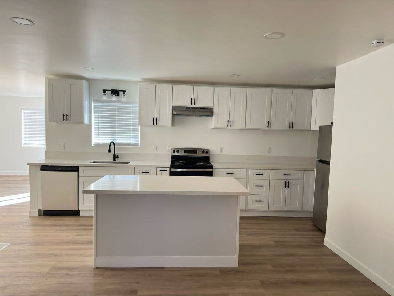 3221 Downey Ave - Photo 2 of 18