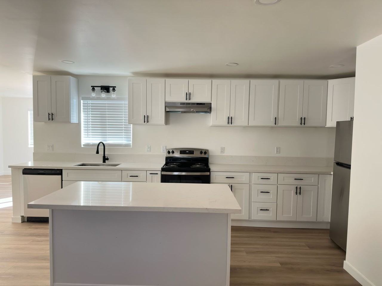 3221 Downey Ave - Photo 3 of 18