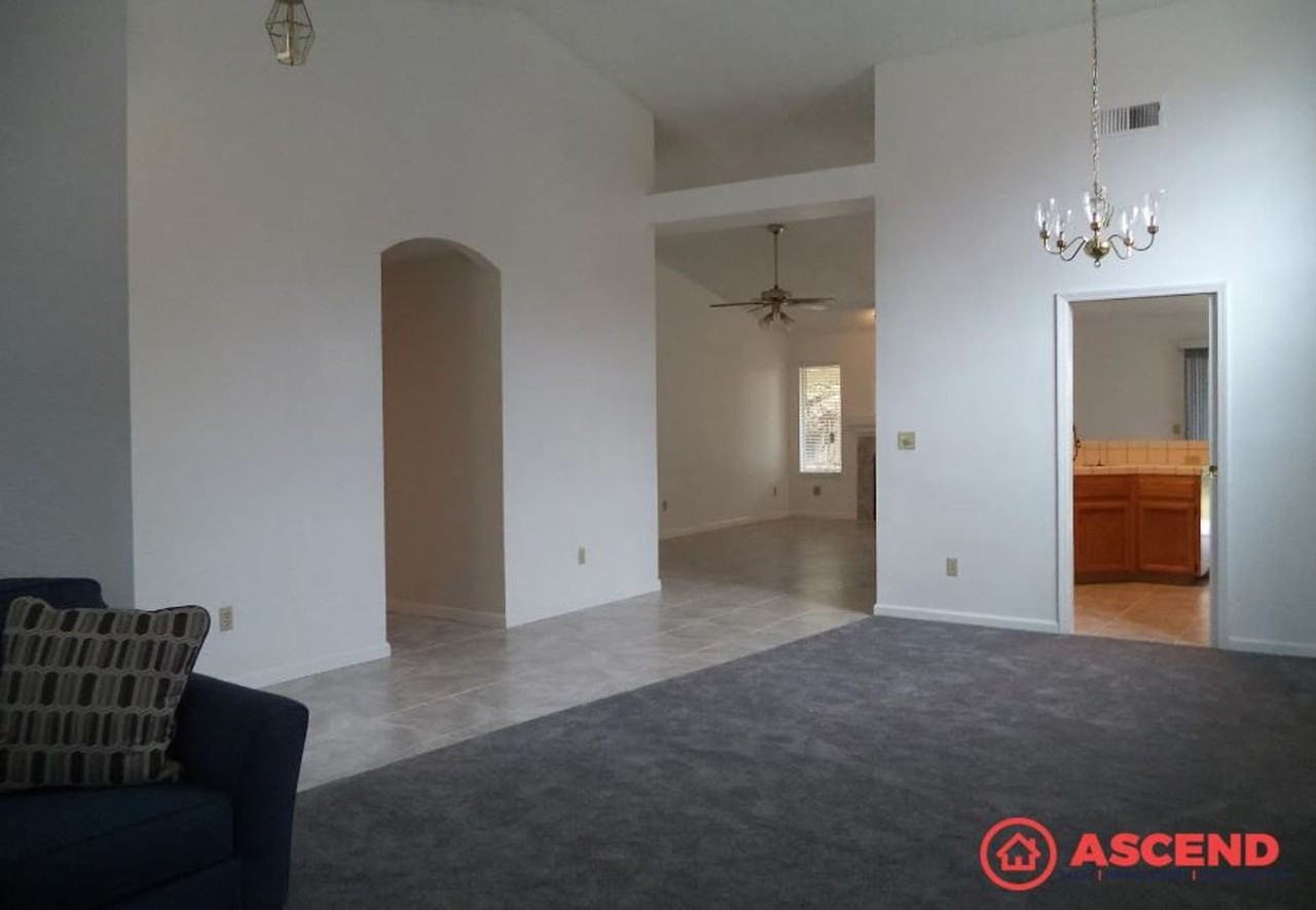 8812 Fox Creek Ct - Photo 3 of 8