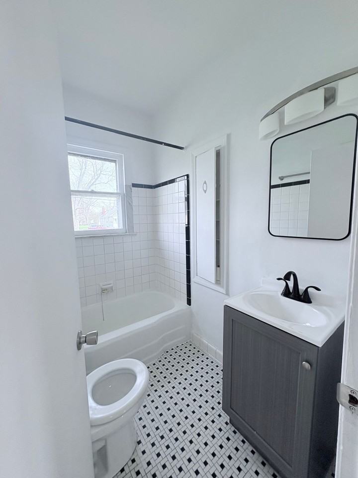 1572-1580_E_MAYNARD AVE - Photo 2 of 9