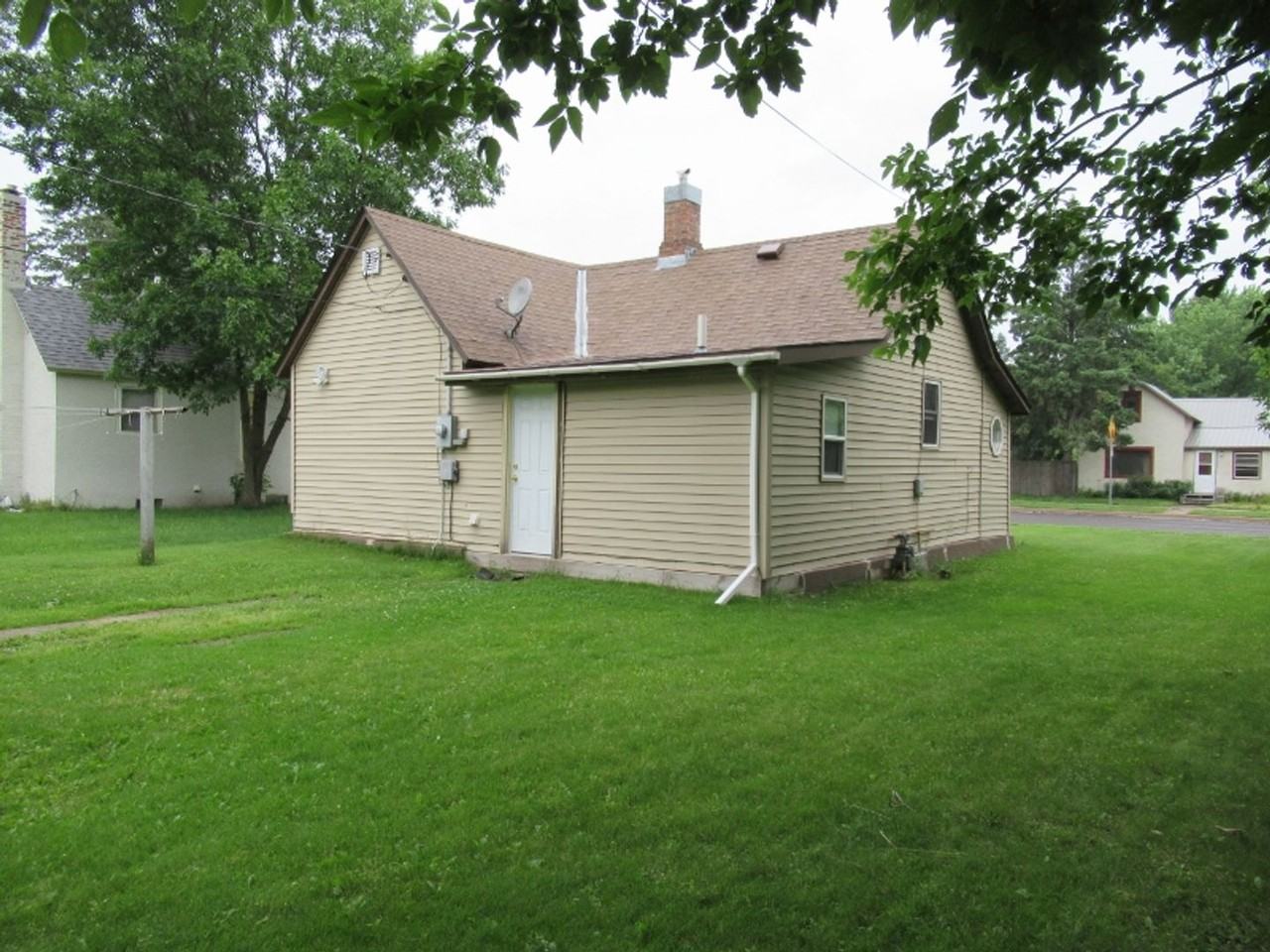 1320 Oak St - Photo 2 of 11