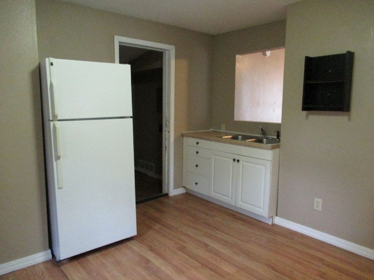 1320 Oak St - Photo 3 of 11