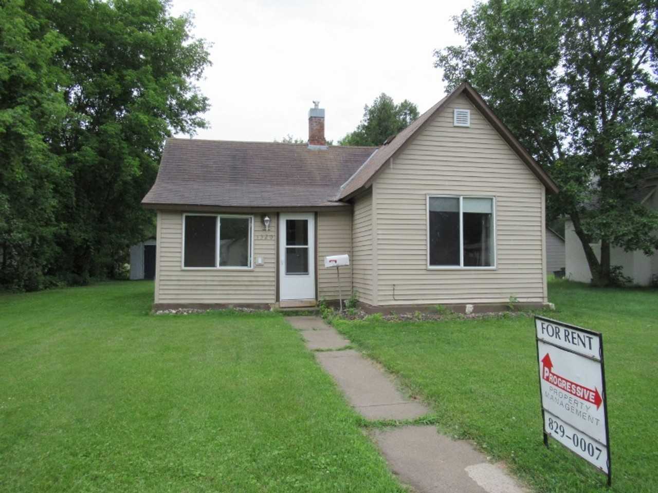 1320 Oak St - Photo 4 of 11