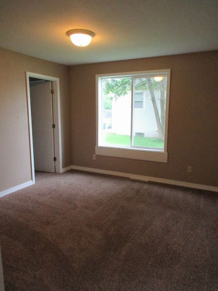 1320 Oak St - Photo 5 of 11