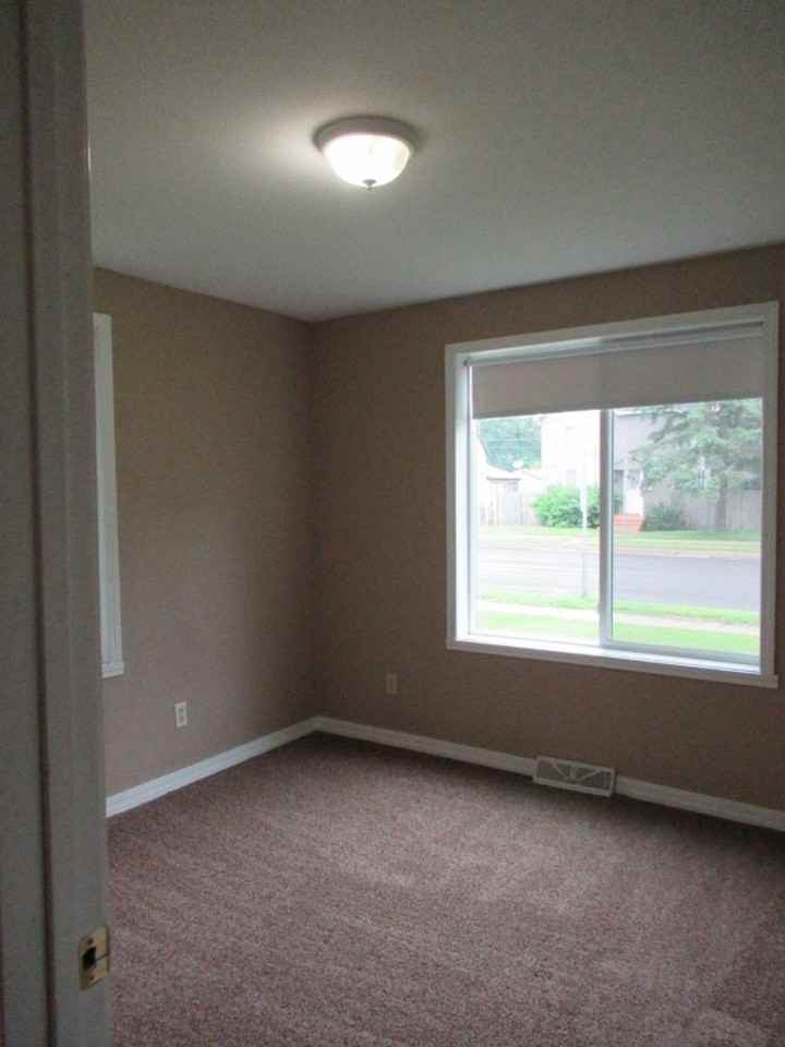 1320 Oak St - Photo 6 of 11